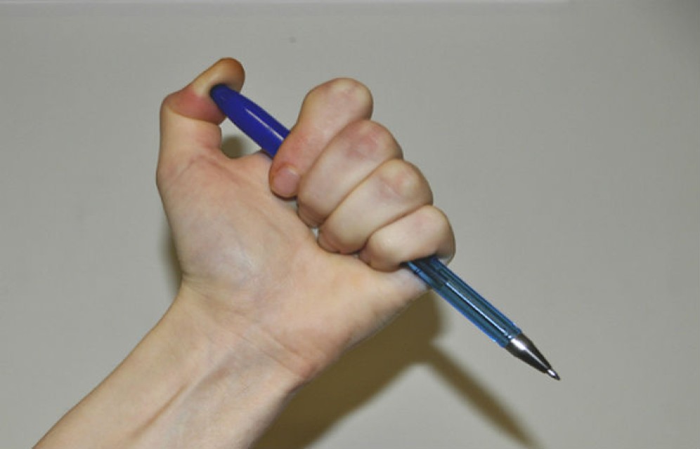 Житель Хакасии избил сожителя бывшей жены шариковой ручкой за запрет увидеть ребенка