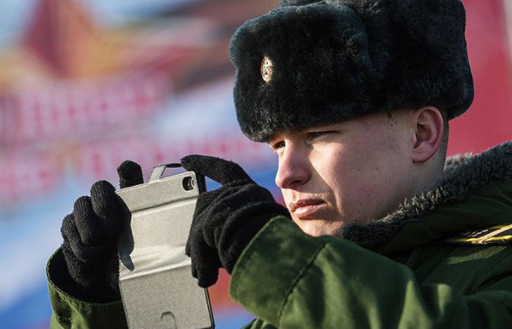Госдума запретила военным пользоваться смартфонами на службе