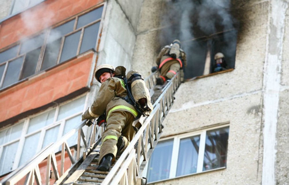 В Саяногорске спасатели помогли выбраться школьнику из горящей квартиры