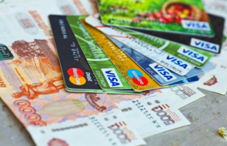 Переводы с карты на карту в России впервые обогнали снятие наличных