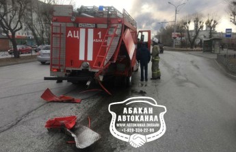 В Абакане в ДТП попала пожарная машина, которая ехала тушить "Искож"