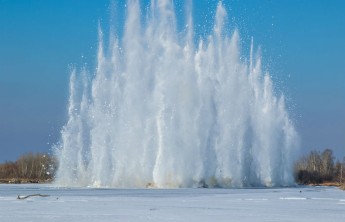 Недалеко от Белого Яра сегодня взрывали лед