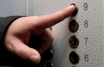 В Красноярском крае пьяный мужчина умер в застрявшем лифте