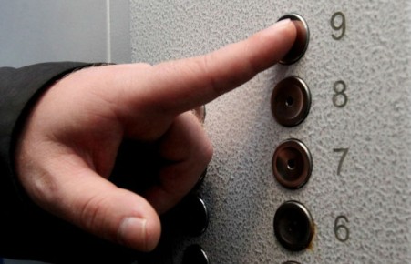 В Красноярском крае пьяный мужчина умер в застрявшем лифте