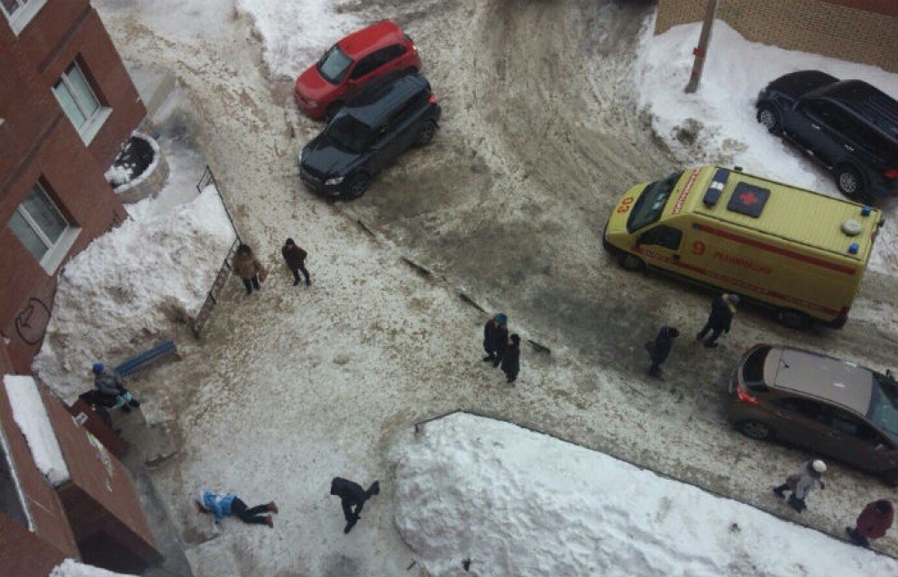 18-летняя жительница Сорска из ревности выкинула с балкона подругу