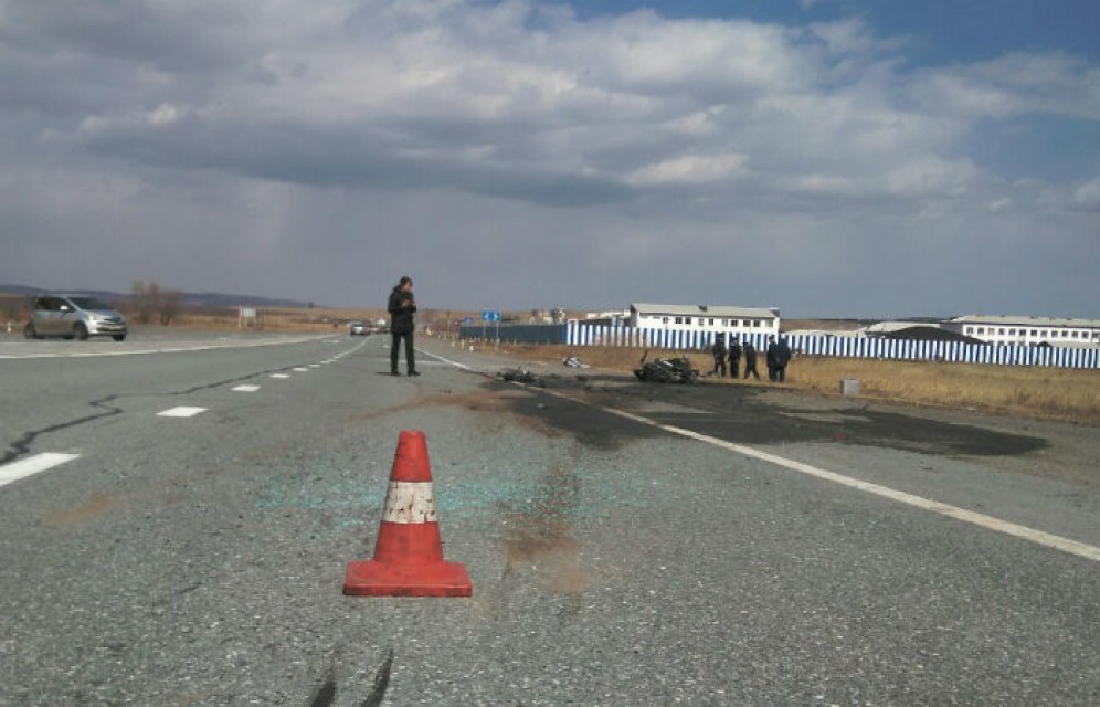 В страшной аварии на трассе в Хакасии погибли мотоциклист и его попутчица