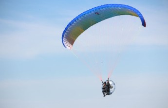 В Красноярском крае мотопарапланерист упал с высоты 400 метров и выжил 