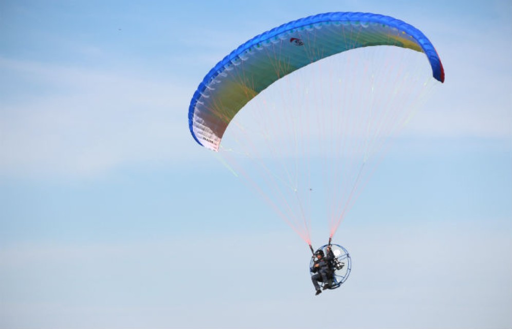 В Красноярском крае мотопарапланерист упал с высоты 400 метров и выжил 