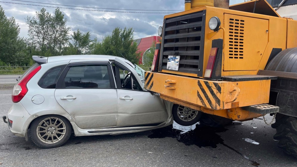 В Хакасии "Lada Kalina" столкнулась с погрузчиком, пострадал пассажир