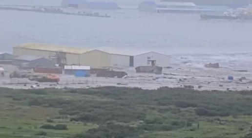 В Северо-Курильске после землетрясения магнитудой 7,9 началась эвакуация жителей из-за угрозы цунами