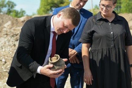 Валентин Коновалов посетил место раскопок в День археолога