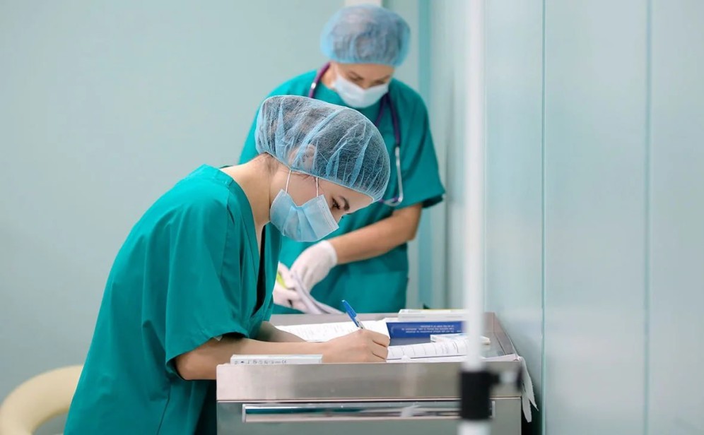 Исполнять обязанности врачей в России смогут фельдшеры и акушеры