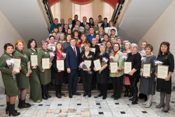 Глава Хакасии наградил волонтеров за помощь участникам СВО