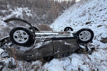Трое пассажиров выжили после падения автомобиля со 150-метрового обрыва в Туве