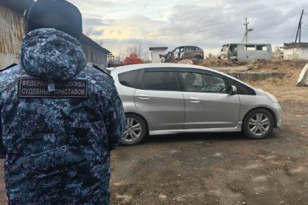 В Хакасии судебные приставы поймали должника, записавшись к нему на полировку фар