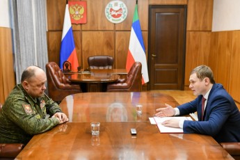 Глава Хакасии встретился с врио командующего войсками ЦВО Дмитрием Овчаровым