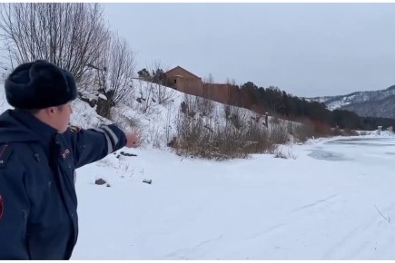 В Абазе инспектор ГИБДД спас человека, провалившегося под лед