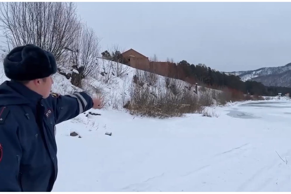 В Абазе инспектор ГИБДД спас человека, провалившегося под лед