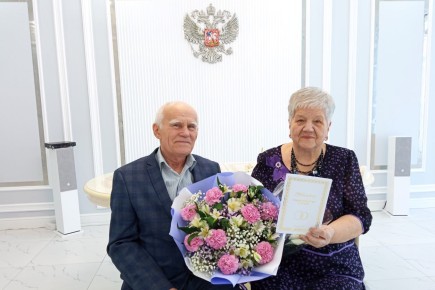55 лет вместе: семейная пара из Абакана отметила "изумрудную" свадьбу