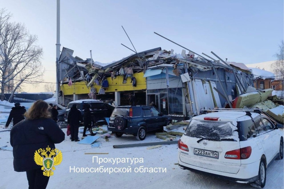 Крыша торгового центра обрушилась в Новосибирске, есть пострадавшие