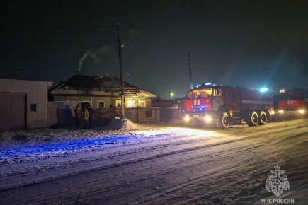 В Хакасии за сутки потушили четыре пожара, из горящего дома спасли двух человек