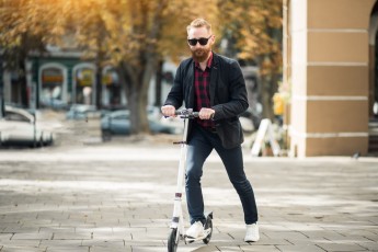 Самокатчиков и велосипедистов в России могут приравнять к автомобитистам