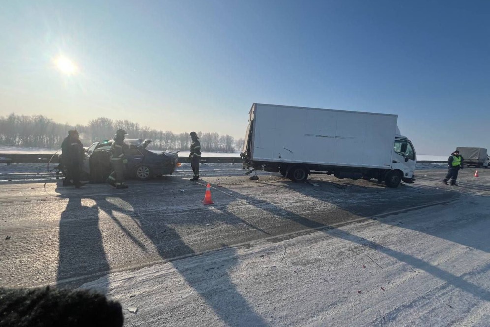 Два человека погибли при столкновении легковушки и грузовика в Красноярском крае