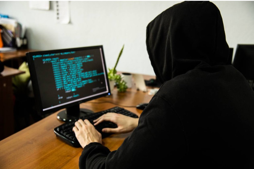 Мошенники выманили у 16-летнего подростка из Красноярского края почти миллион рублей через фальшивые приложения для «заработка»