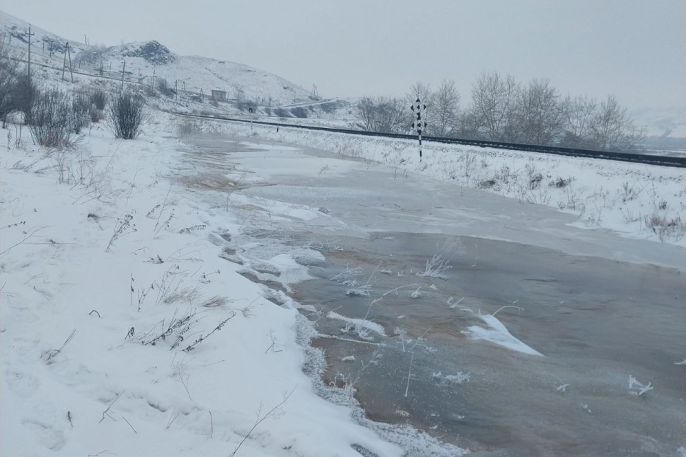 В Копьево прорвало вторую канализационную трубу
