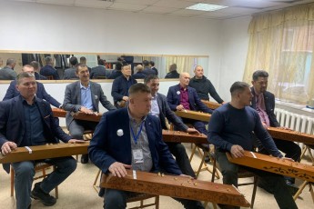 «Герои Хакасии» изучают игру на чатхане с народным мастером