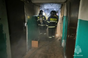 Четверо жильцов эвакуировали из горящего общежития в Саяногорске