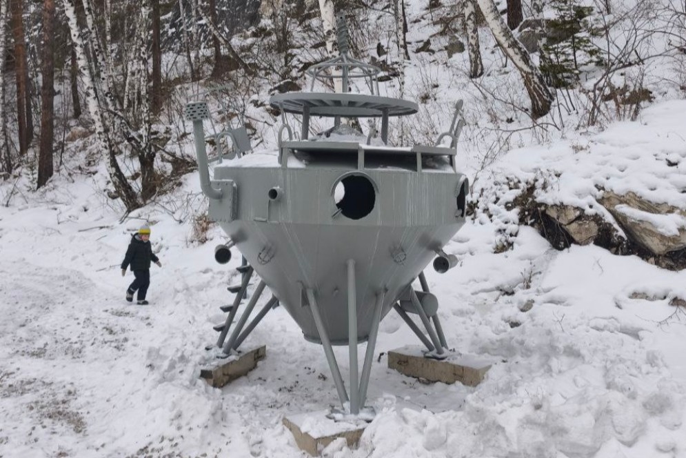 Ностальгический экспонат: «летающую тарелку» установили недалеко от Мраморки