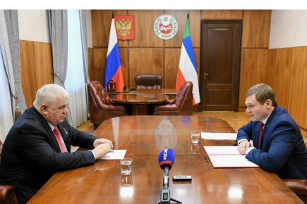 Глава Хакасии Валентин Коновалов встретился с депутатом Госдумы Казбеком Тайсаевым