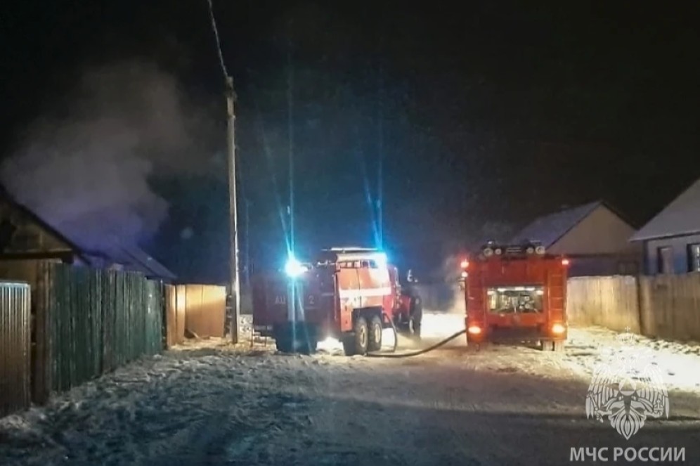 В Аршаново добровольные пожарные помогли потушить надворные постройки