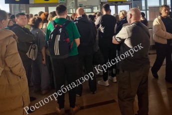 В Красноярске отдыхающие больше суток не могут вылететь во Вьетнам