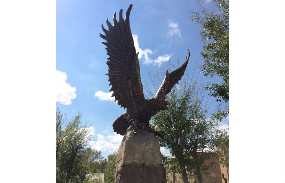 В Абакане гигантский орёл украсит парк для пациентов