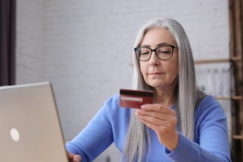 Банк спас сбережения пенсионерки от мошенников в Хакасии