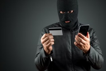 В Норильске жертвами мошенников стали пенсионерка и преподаватель, потерявшие 21,7 млн руб.