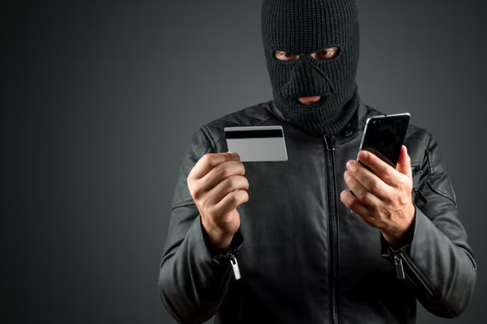 В Норильске жертвами мошенников стали пенсионерка и преподаватель, потерявшие 21,7 млн руб.