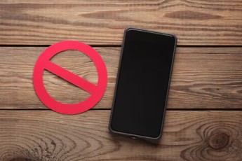 Резкий отказ от смартфона и соцсетей может усилить тревогу - врач