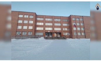 В Красноярском крае родители просят сохранить директора школы в Кодинске после инцидента с ножом