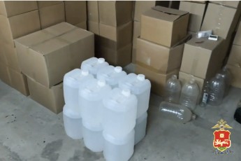 Абаканский бутлегер организовал алкоцех в подвале жилого дома