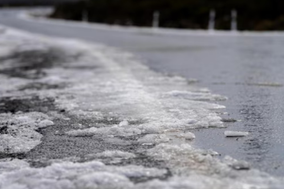 Наледевые воды вышли на дорогу в Бейском районе Хакасии