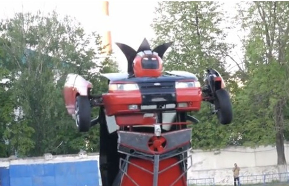«Ладу» превратили в робота-трансформера по имени Оптимус Геннадьевич Праймов