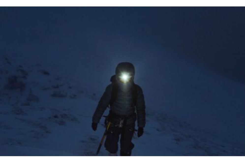 В Хакасии транспортный полицейский спас замерзающего мужчину у аэропорта Абакан