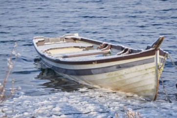 На Енисее у Саяногорска течением унесло лодку с двумя рыбаками