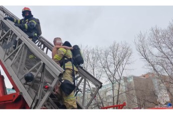В Абакане пожарные спасли шестилетнего мальчика из горящей квартиры