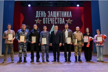 Глава Хакасии наградил защитников на праздничном концерте