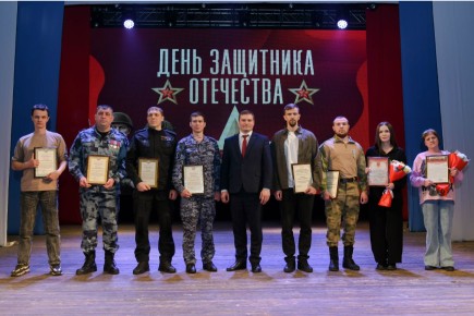 Глава Хакасии наградил защитников на праздничном концерте