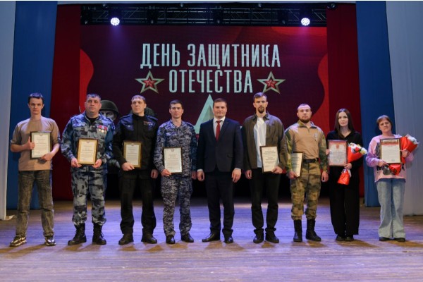 Глава Хакасии наградил защитников на праздничном концерте